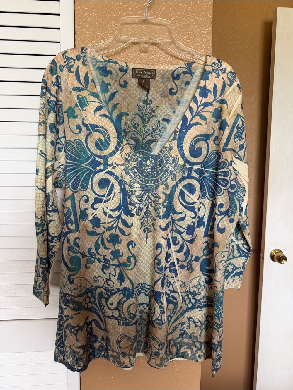 Jane Ashley Blue & Cream with Brown Streaks V-Neck Printed Women's Large Top